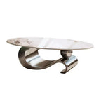 Table basse ovale de 124 cm avec plateau en pierre frittée imitation marbre et piètement sculptural en acier inoxydable