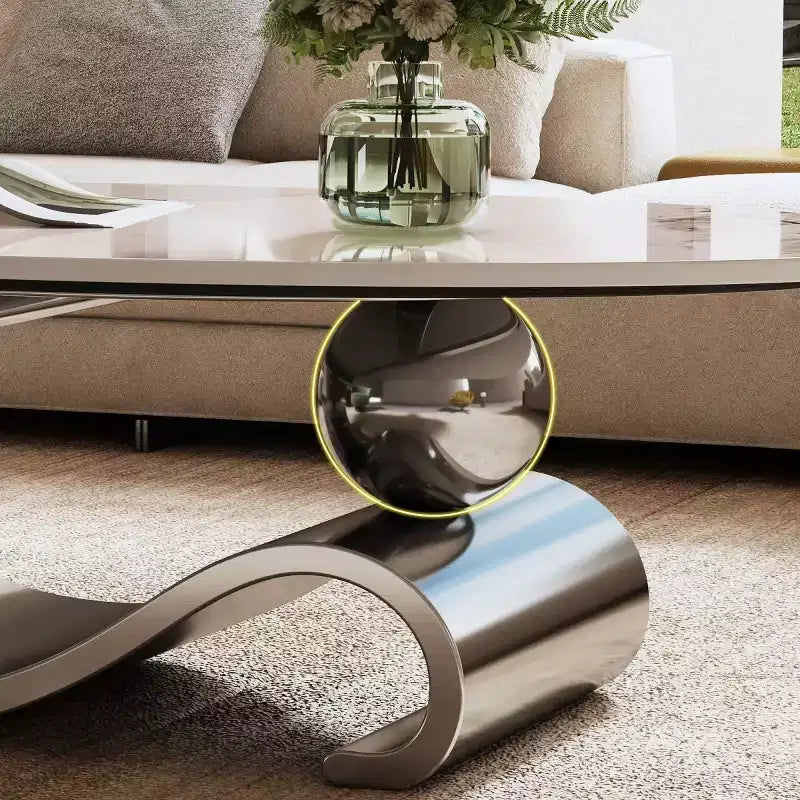 Table basse ovale de 124 cm avec plateau en pierre frittée imitation marbre et piètement sculptural en acier inoxydable