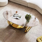 Table basse ovale de 124 cm avec plateau en pierre frittée imitation marbre et piètement sculptural en acier inoxydable