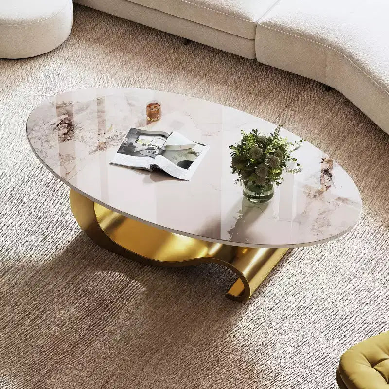 Table basse ovale de 124 cm avec plateau en pierre frittée imitation marbre et piètement sculptural en acier inoxydable
