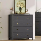 Commode avec poignées rondes, 3 tiroirs plats blancs, ferrures exquises, petite armoire de rangement à côté du lit dans la chambre.