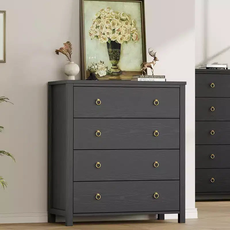 Commode avec poignées rondes, 3 tiroirs plats blancs, ferrures exquises, petite armoire de rangement à côté du lit dans la chambre.