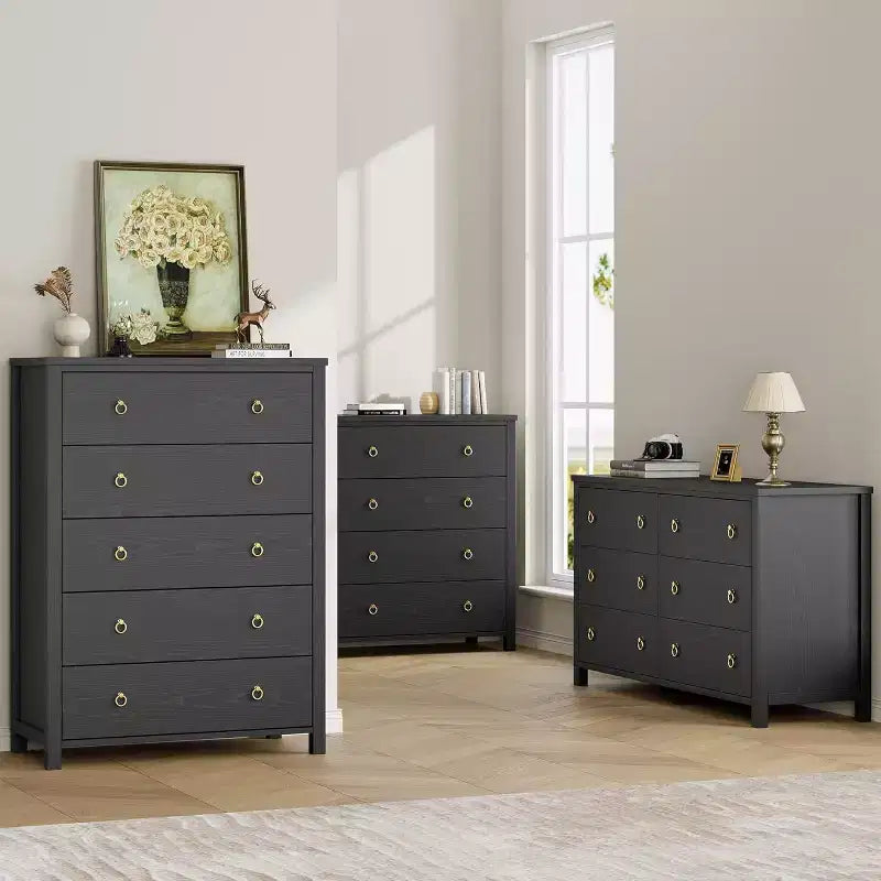 Commode avec poignées rondes, 3 tiroirs plats blancs, ferrures exquises, petite armoire de rangement à côté du lit dans la chambre.