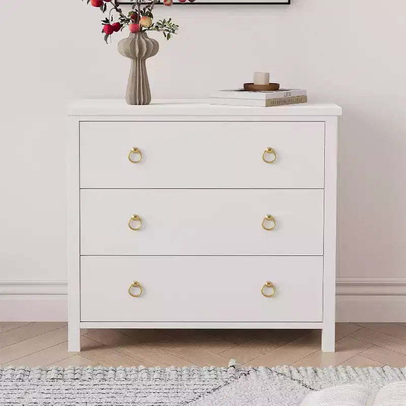 Commode avec poignées rondes, 3 tiroirs plats blancs, ferrures exquises, petite armoire de rangement à côté du lit dans la chambre.