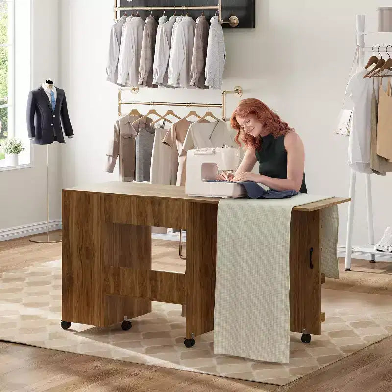 Meuble de couture pliant, table d'artisanat mobile avec tiroirs de rangement et roulettes verrouillables pour studio à domicile