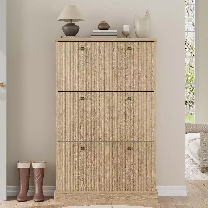 Meuble à chaussures moderne à 3 portes basculantes avec design cannelé. Étagères réglables dans un organiseur autoportant étroit pour l'entrée ou le couloir.