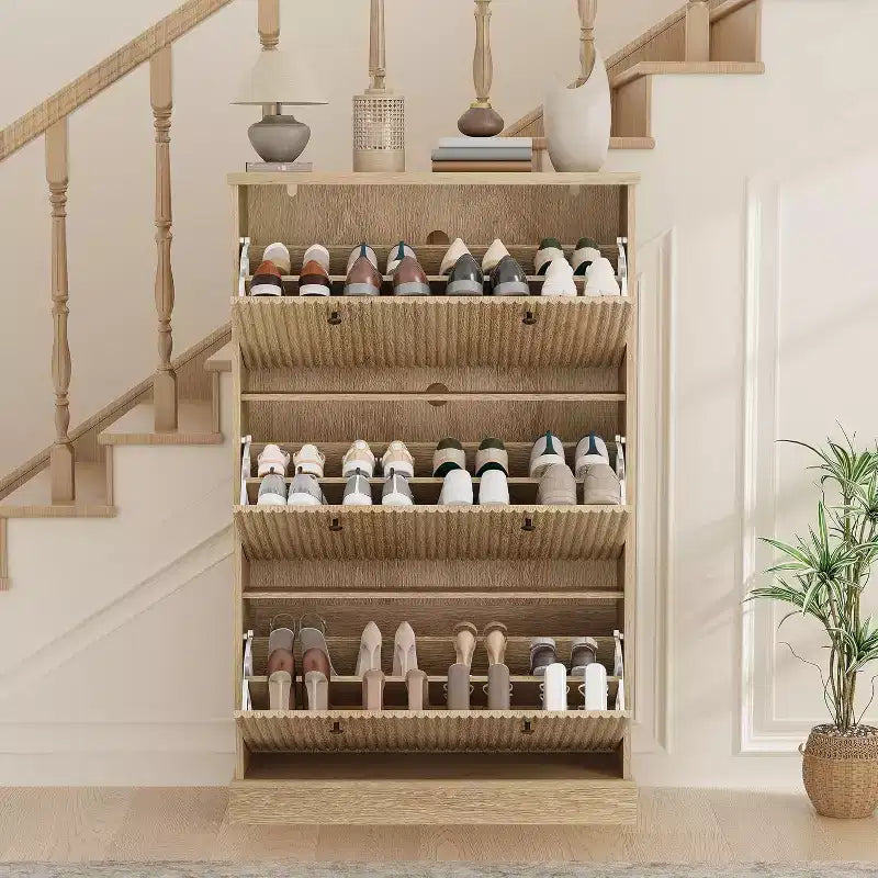 Meuble à chaussures moderne à 3 portes basculantes avec design cannelé. Étagères réglables dans un organiseur autoportant étroit pour l'entrée ou le couloir.