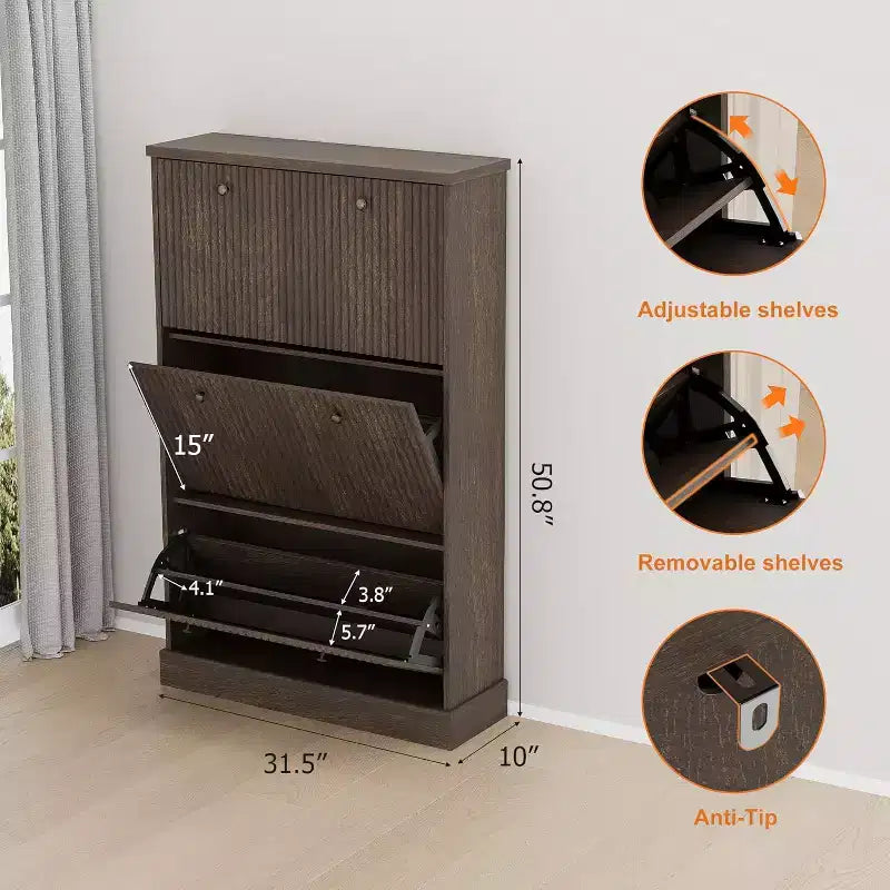 Meuble à chaussures moderne à 3 portes basculantes avec design cannelé. Étagères réglables dans un organiseur autoportant étroit pour l'entrée ou le couloir.