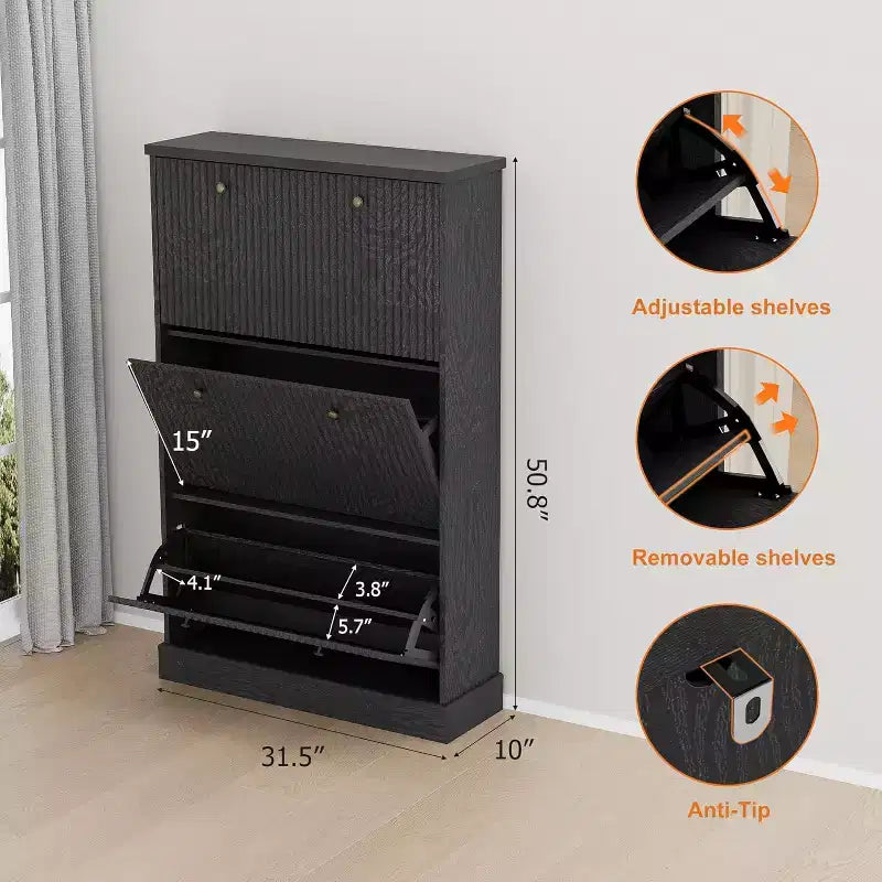 Meuble à chaussures moderne à 3 portes basculantes avec design cannelé. Étagères réglables dans un organiseur autoportant étroit pour l'entrée ou le couloir.