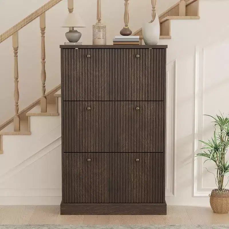 Meuble à chaussures moderne à 3 portes basculantes avec design cannelé. Étagères réglables dans un organiseur autoportant étroit pour l'entrée ou le couloir.
