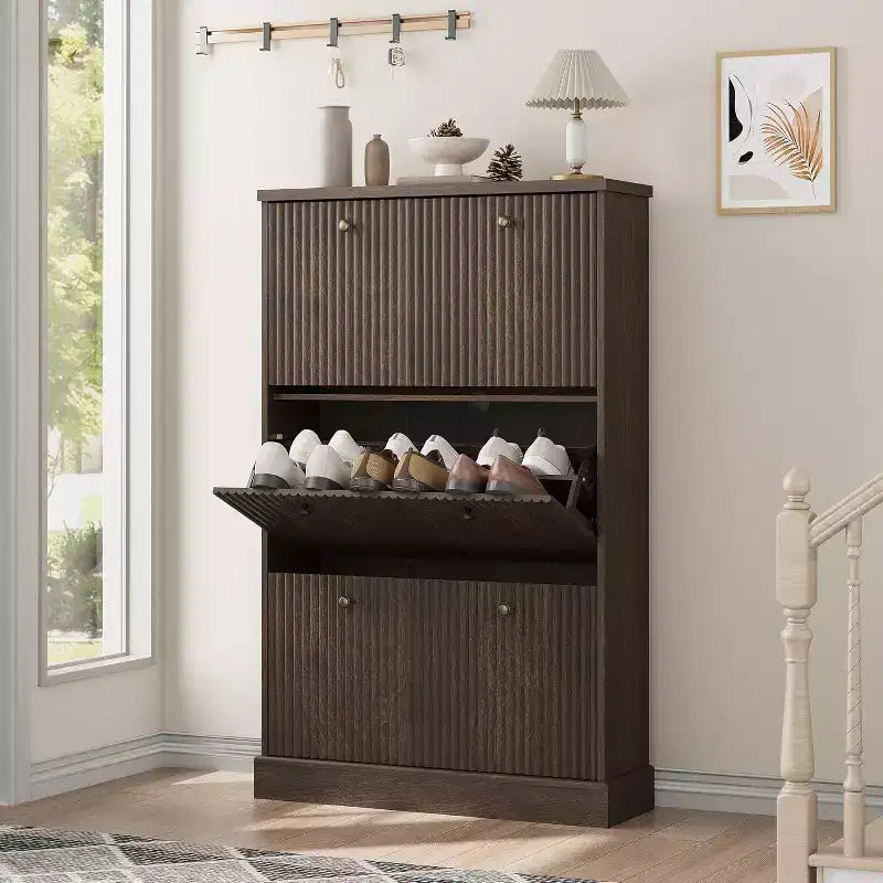 Meuble à chaussures moderne à 3 portes basculantes avec design cannelé. Étagères réglables dans un organiseur autoportant étroit pour l'entrée ou le couloir.
