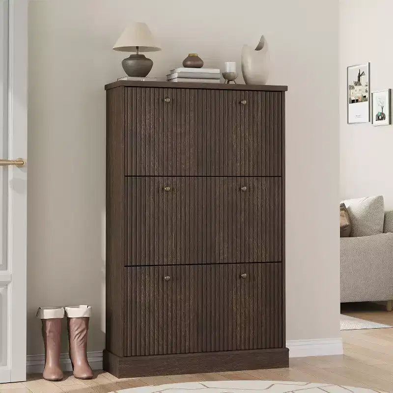 Meuble à chaussures moderne à 3 portes basculantes avec design cannelé. Étagères réglables dans un organiseur autoportant étroit pour l'entrée ou le couloir.