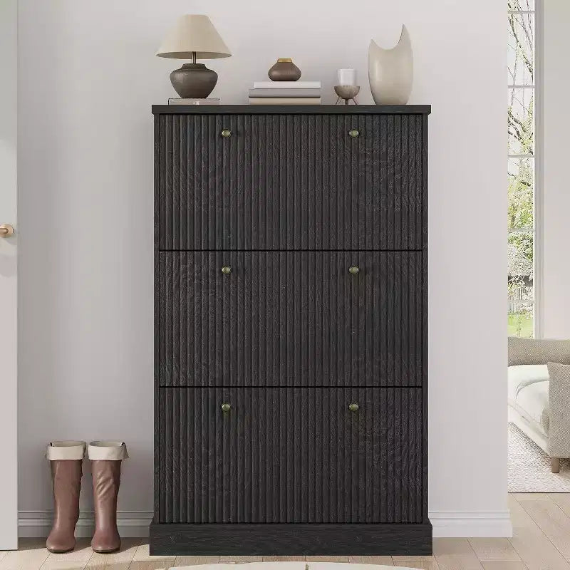 Meuble à chaussures moderne à 3 portes basculantes avec design cannelé. Étagères réglables dans un organiseur autoportant étroit pour l'entrée ou le couloir.