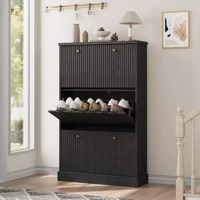 Meuble à chaussures moderne à 3 portes basculantes avec design cannelé. Étagères réglables dans un organiseur autoportant étroit pour l'entrée ou le couloir.