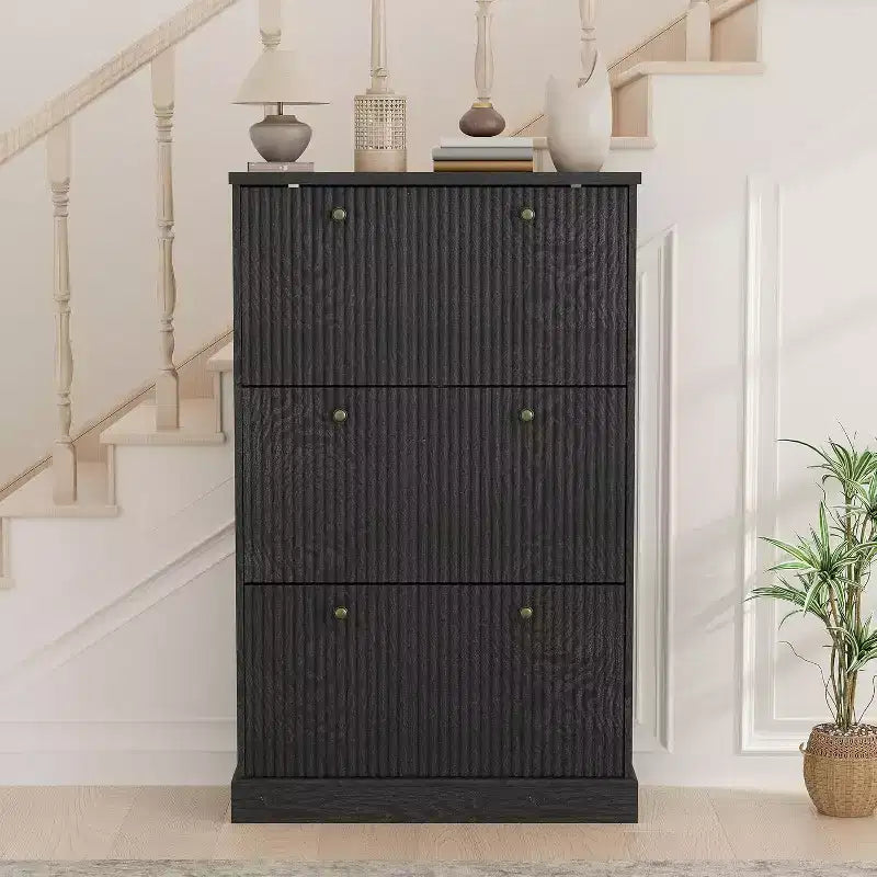 Meuble à chaussures moderne à 3 portes basculantes avec design cannelé. Étagères réglables dans un organiseur autoportant étroit pour l'entrée ou le couloir.