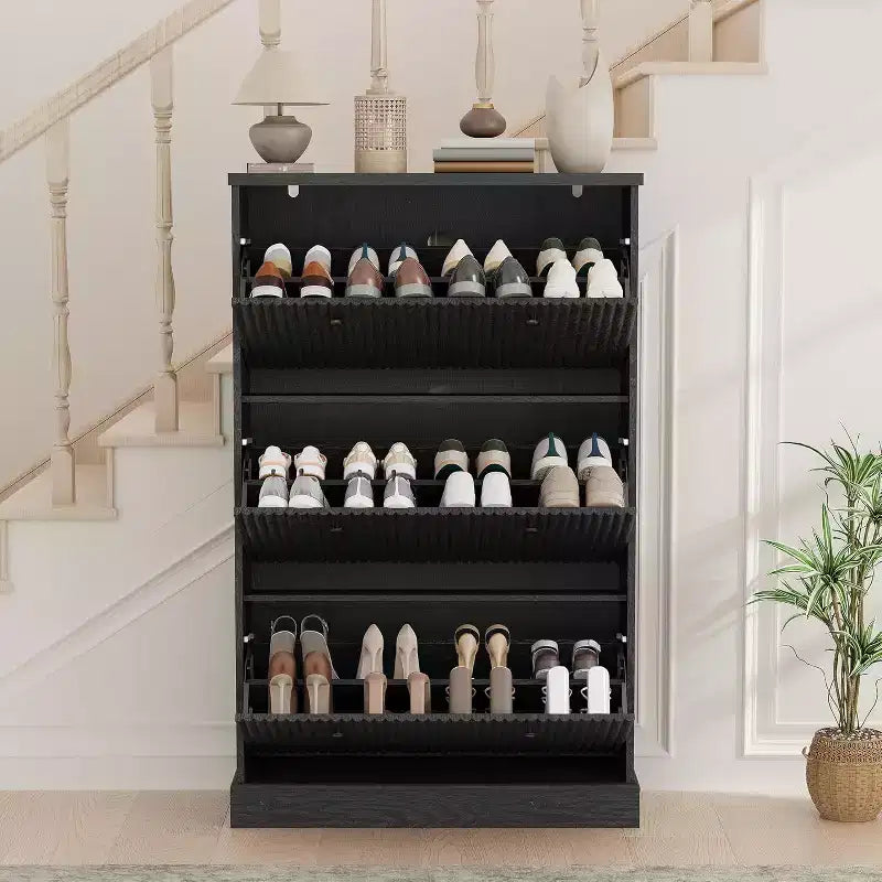 Meuble à chaussures moderne à 3 portes basculantes avec design cannelé. Étagères réglables dans un organiseur autoportant étroit pour l'entrée ou le couloir.