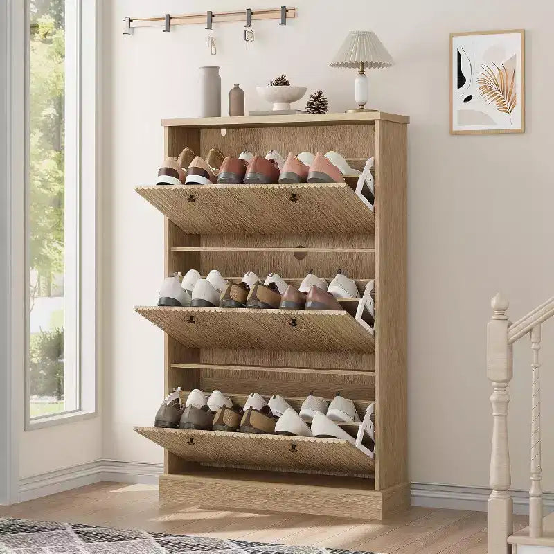 Meuble à chaussures moderne à 3 portes basculantes avec design cannelé. Étagères réglables dans un organiseur autoportant étroit pour l'entrée ou le couloir.