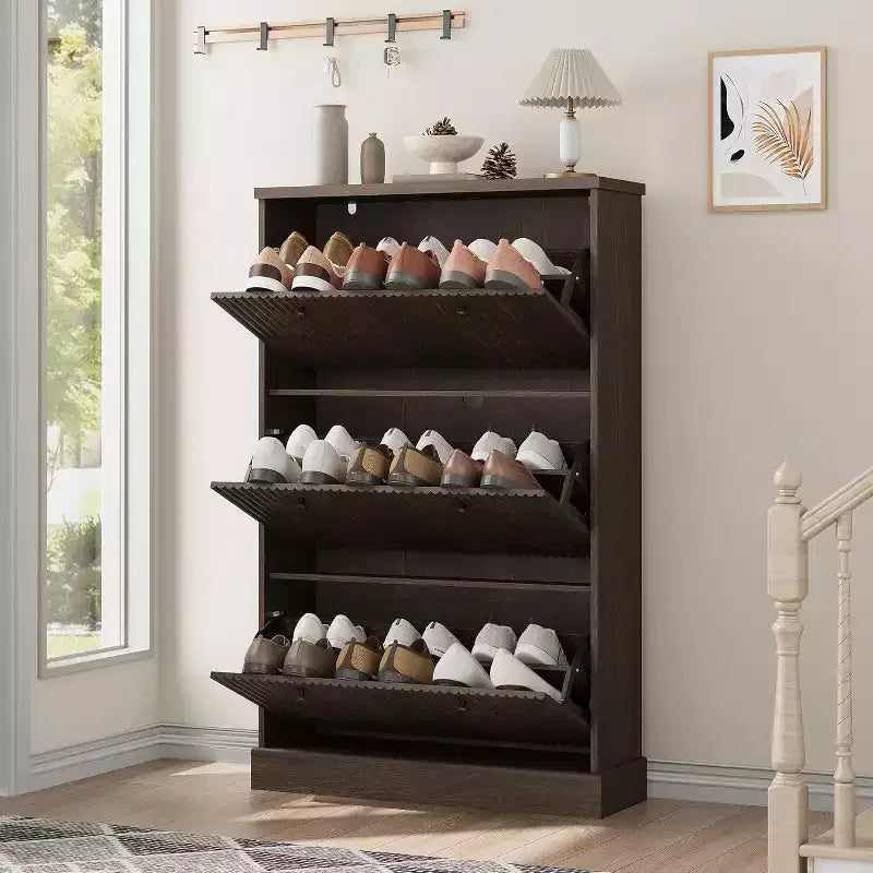 Meuble à chaussures moderne à 3 portes basculantes avec design cannelé. Étagères réglables dans un organiseur autoportant étroit pour l'entrée ou le couloir.